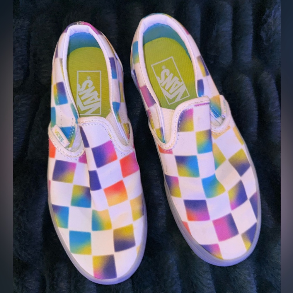 Women’s 6/Men’s 4.5 VANS rainbow checker 🌈